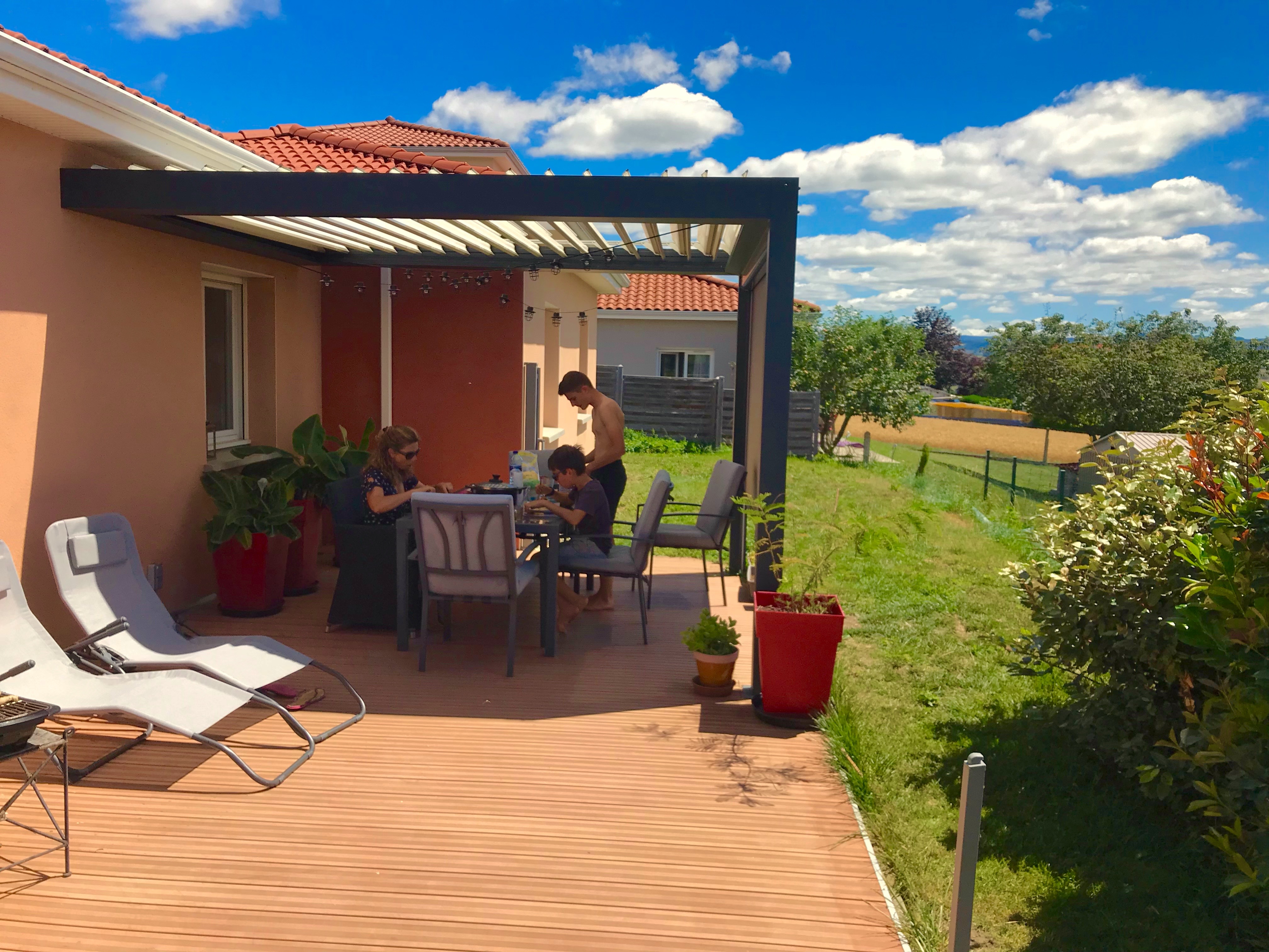 Villa Déjeuner en Paix — terrasse avec pergola